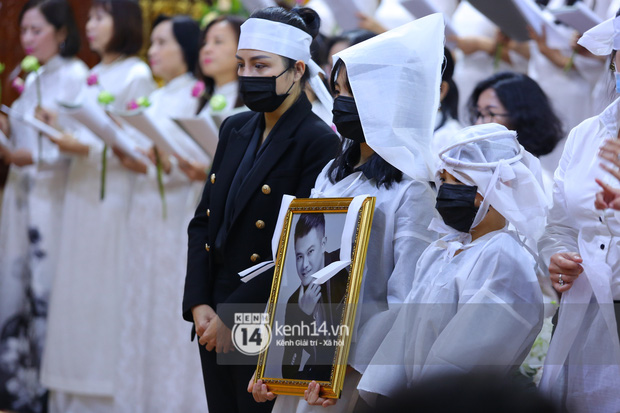 Cập nhật tang lễ NS Vân Quang Long: Lam Trường lặng lẽ đến viếng, rơi nước mắt với hình ảnh các con của cố NS chắp tay cảm ơn từng người-41