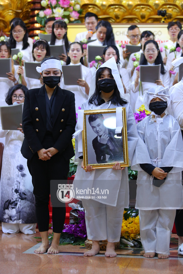 Cập nhật tang lễ NS Vân Quang Long: Lam Trường lặng lẽ đến viếng, rơi nước mắt với hình ảnh các con của cố NS chắp tay cảm ơn từng người-42
