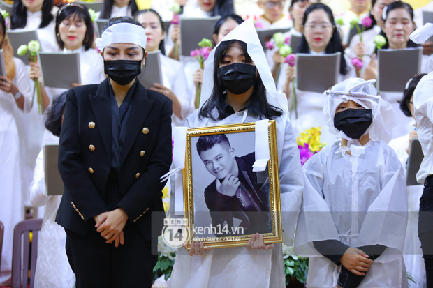 Cập nhật tang lễ NS Vân Quang Long: Lam Trường lặng lẽ đến viếng, rơi nước mắt với hình ảnh các con của cố NS chắp tay cảm ơn từng người-44