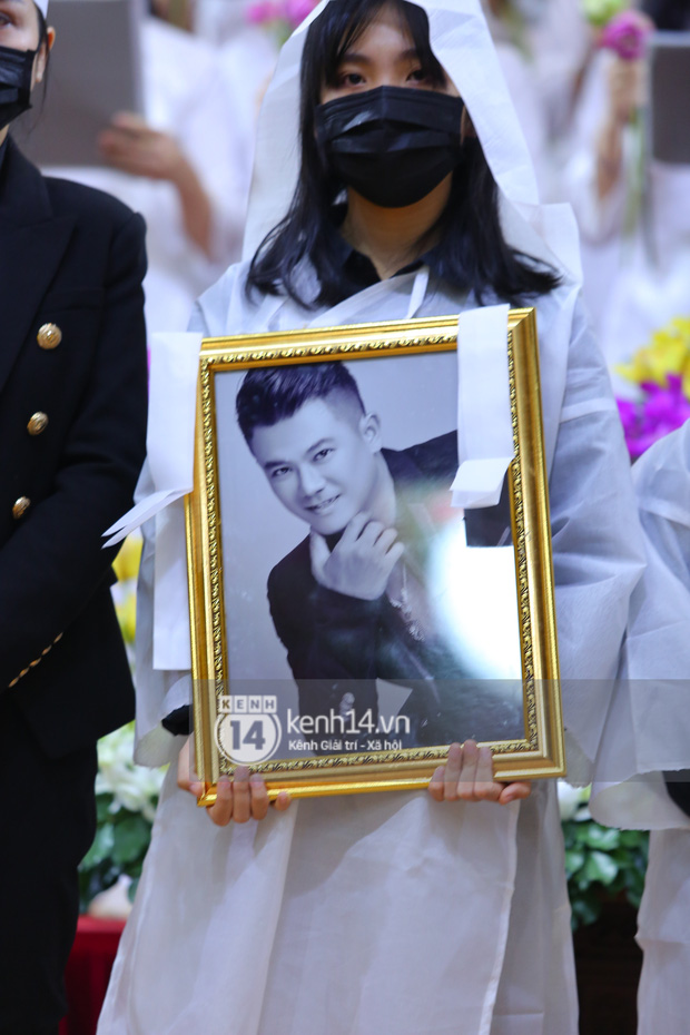 Cập nhật tang lễ NS Vân Quang Long: Lam Trường lặng lẽ đến viếng, rơi nước mắt với hình ảnh các con của cố NS chắp tay cảm ơn từng người-45