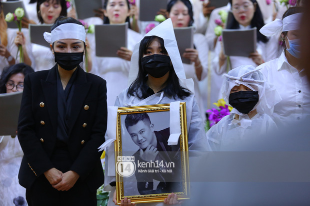 Cập nhật tang lễ NS Vân Quang Long: Lam Trường lặng lẽ đến viếng, rơi nước mắt với hình ảnh các con của cố NS chắp tay cảm ơn từng người-47