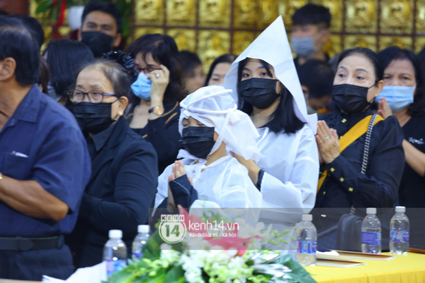 Cập nhật tang lễ NS Vân Quang Long: Lam Trường lặng lẽ đến viếng, rơi nước mắt với hình ảnh các con của cố NS chắp tay cảm ơn từng người-48