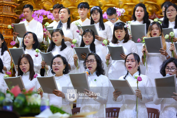 Cập nhật tang lễ NS Vân Quang Long: Lam Trường lặng lẽ đến viếng, rơi nước mắt với hình ảnh các con của cố NS chắp tay cảm ơn từng người-49