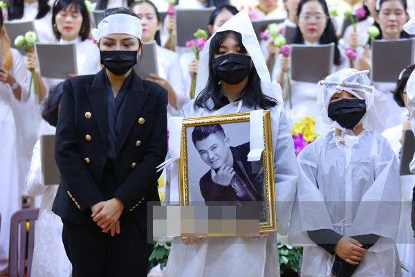 Xót xa hình ảnh vợ cố NS Vân Quang Long mắt đỏ ngầu ôm di ảnh chồng, con thơ bật khóc không chịu đeo khăn tang-7