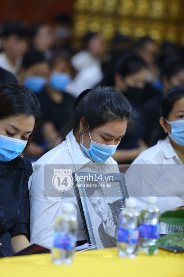 Xót xa hình ảnh vợ cố NS Vân Quang Long mắt đỏ ngầu ôm di ảnh chồng, con thơ bật khóc không chịu đeo khăn tang-3