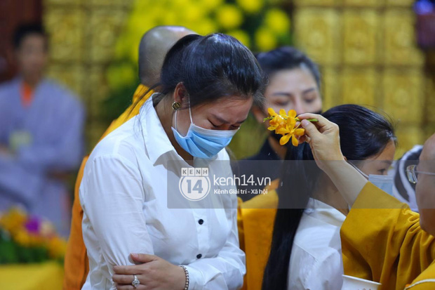 Xót xa hình ảnh vợ cố NS Vân Quang Long mắt đỏ ngầu ôm di ảnh chồng, con thơ bật khóc không chịu đeo khăn tang-4