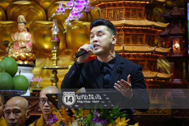 Cập nhật tang lễ NS Vân Quang Long: Lam Trường lặng lẽ đến viếng, rơi nước mắt với hình ảnh các con của cố NS chắp tay cảm ơn từng người-11