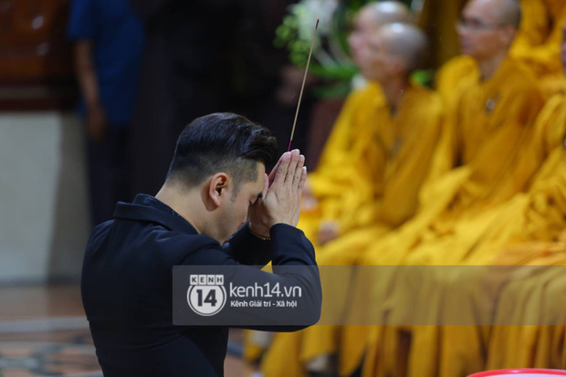 Cập nhật tang lễ NS Vân Quang Long: Lam Trường lặng lẽ đến viếng, rơi nước mắt với hình ảnh các con của cố NS chắp tay cảm ơn từng người-12