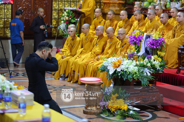 Cập nhật tang lễ NS Vân Quang Long: Lam Trường lặng lẽ đến viếng, rơi nước mắt với hình ảnh các con của cố NS chắp tay cảm ơn từng người-13