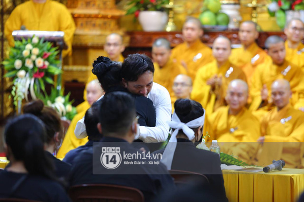 Cập nhật tang lễ NS Vân Quang Long: Lam Trường lặng lẽ đến viếng, rơi nước mắt với hình ảnh các con của cố NS chắp tay cảm ơn từng người-14