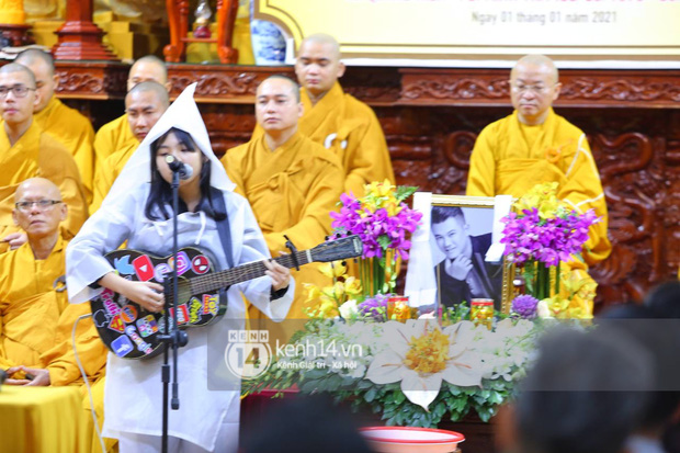 Cập nhật tang lễ NS Vân Quang Long: Lam Trường lặng lẽ đến viếng, rơi nước mắt với hình ảnh các con của cố NS chắp tay cảm ơn từng người-20