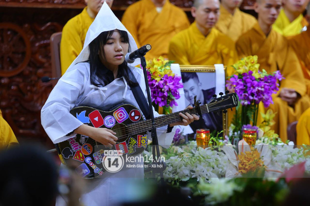 Cập nhật tang lễ NS Vân Quang Long: Lam Trường lặng lẽ đến viếng, rơi nước mắt với hình ảnh các con của cố NS chắp tay cảm ơn từng người-23