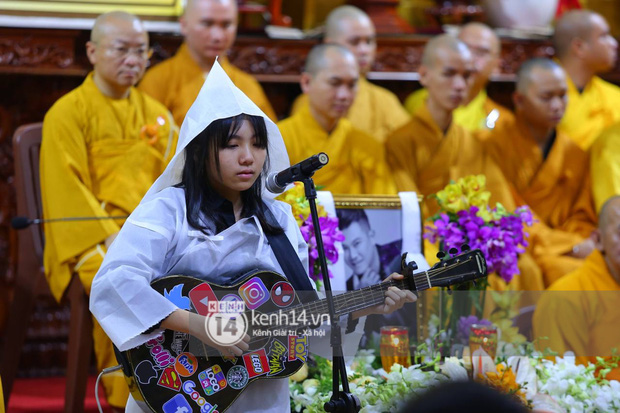 Cập nhật tang lễ NS Vân Quang Long: Lam Trường lặng lẽ đến viếng, rơi nước mắt với hình ảnh các con của cố NS chắp tay cảm ơn từng người-24