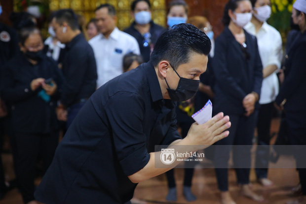 Cập nhật tang lễ NS Vân Quang Long: Lam Trường lặng lẽ đến viếng, rơi nước mắt với hình ảnh các con của cố NS chắp tay cảm ơn từng người-3