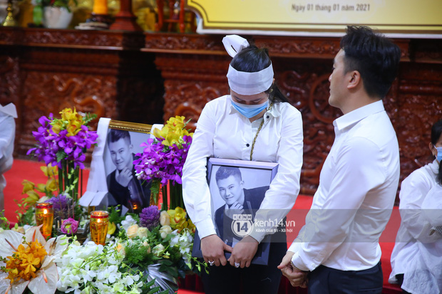 Cập nhật tang lễ NS Vân Quang Long: Lam Trường lặng lẽ đến viếng, rơi nước mắt với hình ảnh các con của cố NS chắp tay cảm ơn từng người-6