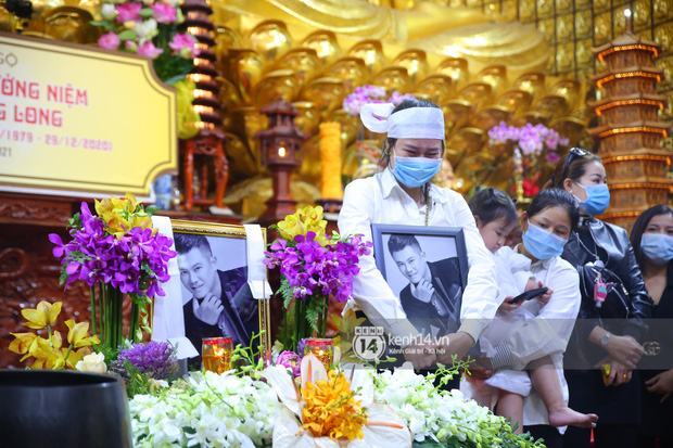 Cập nhật tang lễ NS Vân Quang Long: Lam Trường lặng lẽ đến viếng, rơi nước mắt với hình ảnh các con của cố NS chắp tay cảm ơn từng người-7