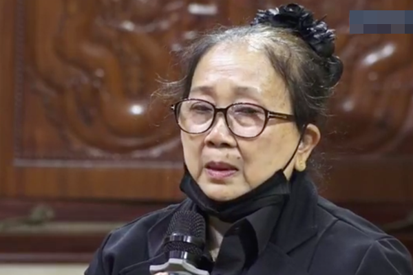 Clip con gái Vân Quang Long khóc lạc giọng hát tiễn biệt cha, khiến vợ Ưng Hoàng Phúc và dàn sao rơi nước mắt-5