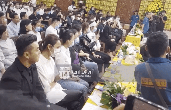 Clip con gái Vân Quang Long khóc lạc giọng hát tiễn biệt cha, khiến vợ Ưng Hoàng Phúc và dàn sao rơi nước mắt-1