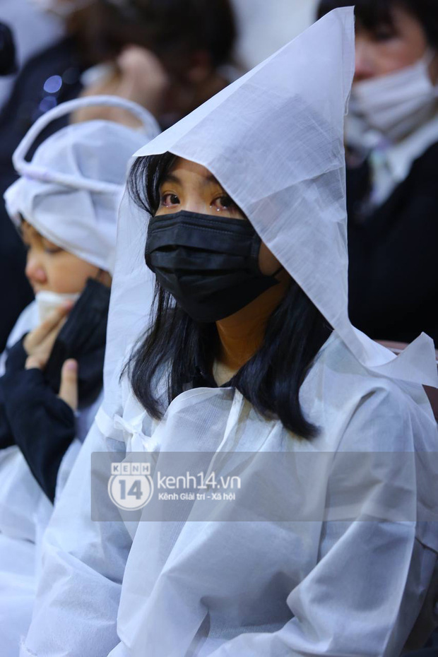 Clip con gái Vân Quang Long khóc lạc giọng hát tiễn biệt cha, khiến vợ Ưng Hoàng Phúc và dàn sao rơi nước mắt-4