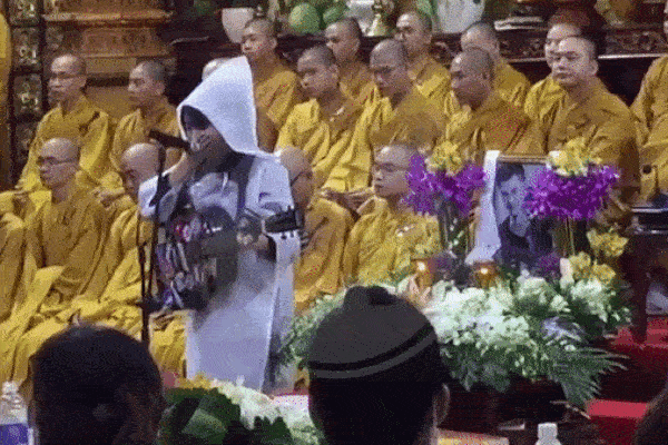 Nhói lòng trước gương mặt ngây thơ, hồn nhiên khóc cười của con gái 2 tuổi trong tang lễ ca sĩ Vân Quang Long-6