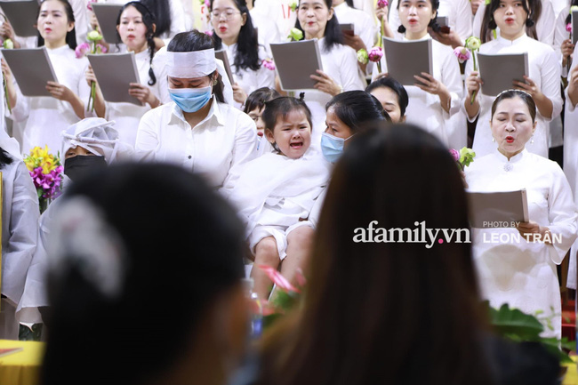 Nhói lòng trước gương mặt ngây thơ, hồn nhiên khóc cười của con gái 2 tuổi trong tang lễ ca sĩ Vân Quang Long-5