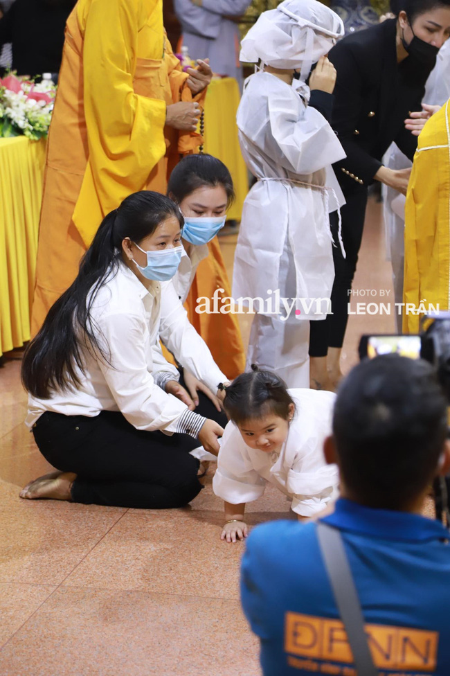 Nhói lòng trước gương mặt ngây thơ, hồn nhiên khóc cười của con gái 2 tuổi trong tang lễ ca sĩ Vân Quang Long-1