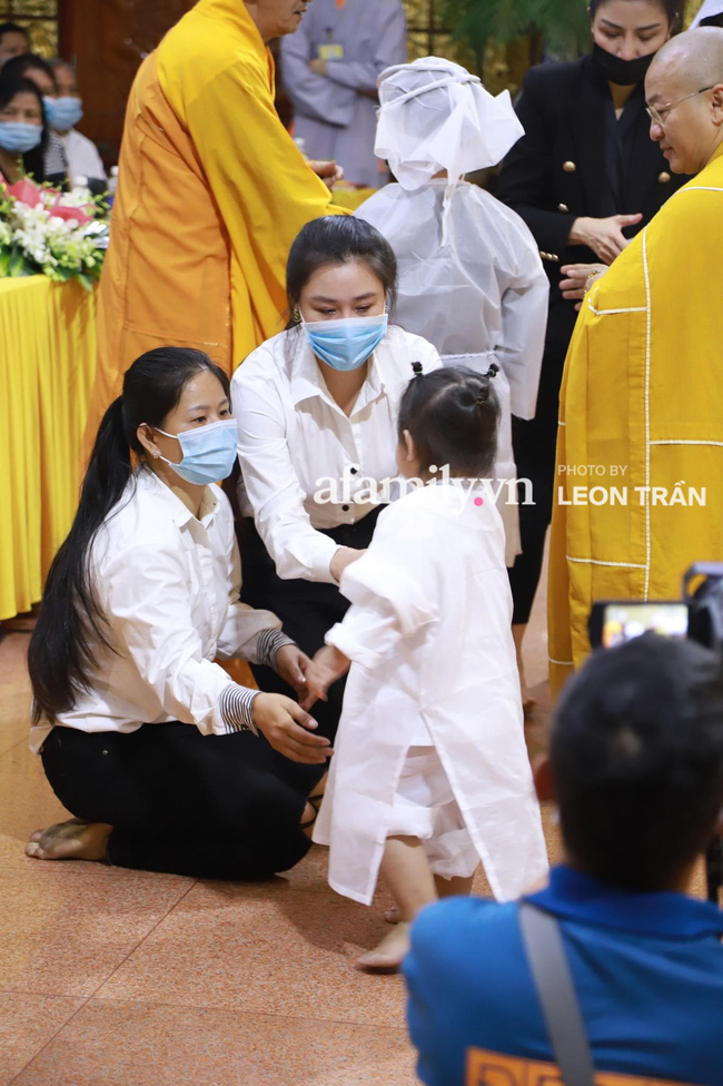 Nhói lòng trước gương mặt ngây thơ, hồn nhiên khóc cười của con gái 2 tuổi trong tang lễ ca sĩ Vân Quang Long-2