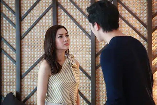 Tôi vừa cất lời xin phép về quê ăn cưới em trai, cả mâm cơm liền bị chồng hất văng xuống nền nhà