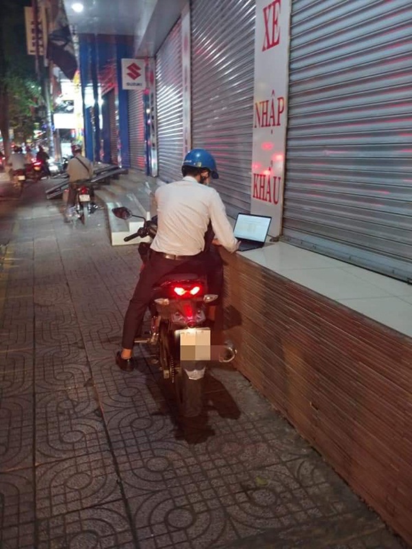 Thanh niên dừng xe trên vỉa hè, tranh thủ làm báo cáo bên dòng người đi countdown: Đúng là deadline không chừa một ai!-2