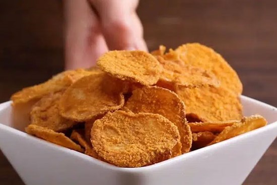 Hóa ra bí kíp làm snack khoai tây chiên phô mai giòn rụm ngon khó cưỡng lại là thứ nguyên liệu mà nhà ai cũng có