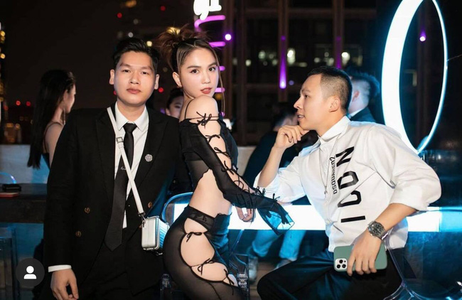 Mới đầu năm Ngọc Trinh đã gây sốc: Diện đồ xuyên thấu khoe toàn bộ da thịt nhưng nụ hôn đồng giới nóng bỏng mới đáng chú ý-2