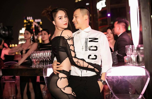 Mới đầu năm Ngọc Trinh đã gây sốc: Diện đồ xuyên thấu khoe toàn bộ da thịt nhưng nụ hôn đồng giới nóng bỏng mới đáng chú ý-1