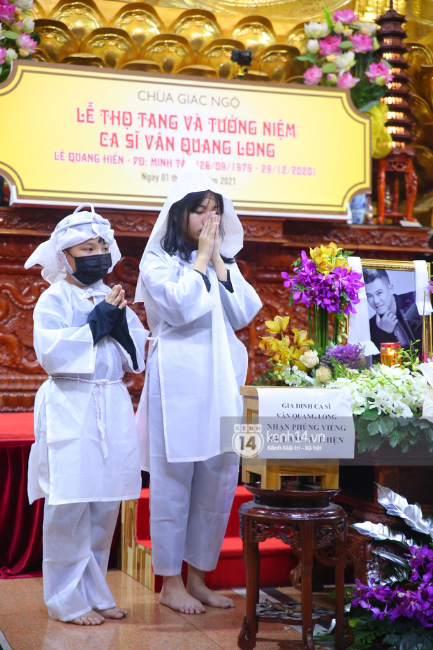 Tang lễ NS Vân Quang Long: Lam Trường lặng lẽ đến viếng, rơi nước mắt với hình ảnh các con của cố NS chắp tay cảm ơn từng người-13