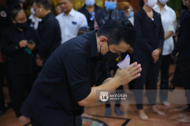 Tang lễ NS Vân Quang Long: Lam Trường lặng lẽ đến viếng, rơi nước mắt với hình ảnh các con của cố NS chắp tay cảm ơn từng người-7