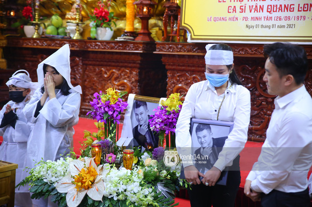 Tang lễ NS Vân Quang Long: Lam Trường lặng lẽ đến viếng, rơi nước mắt với hình ảnh các con của cố NS chắp tay cảm ơn từng người-8
