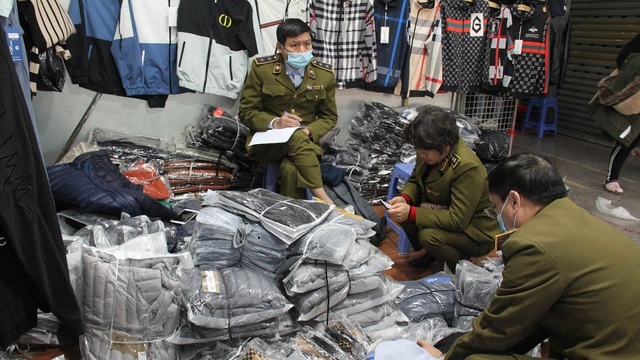 Đánh úp Ninh Hiệp: Ông chủ trốn biệt, bỏ lại chục tấn hàng hiệu rởm-1