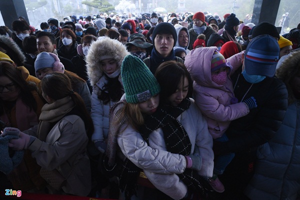 Du khách đổ về Sa Pa, đỉnh Fansipan chật cứng ngày đầu năm mới-3