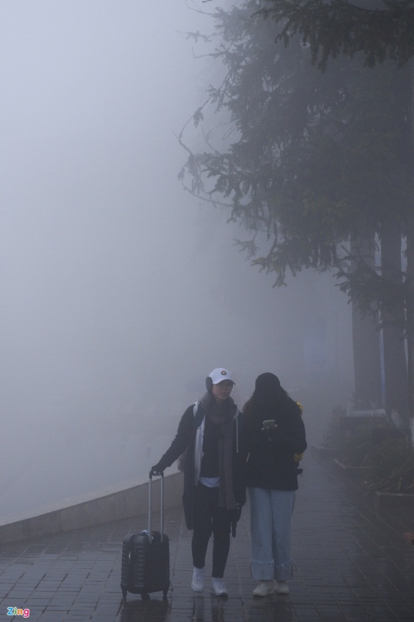 Du khách đổ về Sa Pa, đỉnh Fansipan chật cứng ngày đầu năm mới-4