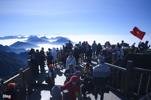Du khách đổ về Sa Pa, đỉnh Fansipan chật cứng ngày đầu năm mới-6