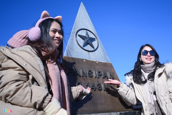 Du khách đổ về Sa Pa, đỉnh Fansipan chật cứng ngày đầu năm mới-7