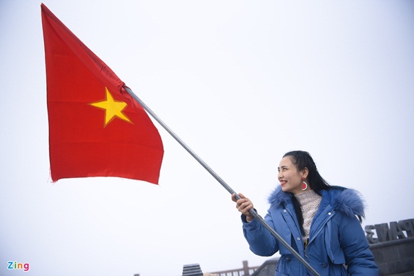 Du khách đổ về Sa Pa, đỉnh Fansipan chật cứng ngày đầu năm mới-9