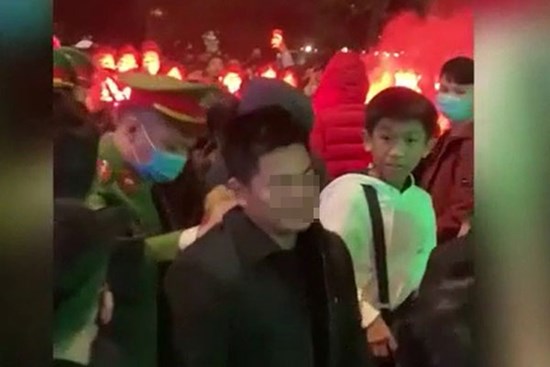 CLIP: Đốt pháo sáng náo loạn Hồ Gươm, 2 thanh niên lập tức bị công an đưa lên phường