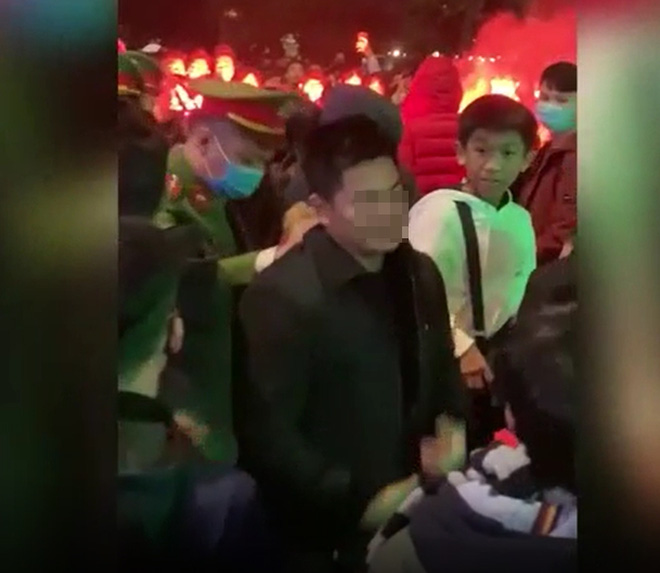 CLIP: Đốt pháo sáng náo loạn Hồ Gươm, 2 thanh niên lập tức bị công an đưa lên phường-2