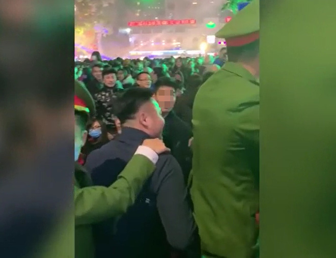 CLIP: Đốt pháo sáng náo loạn Hồ Gươm, 2 thanh niên lập tức bị công an đưa lên phường-3