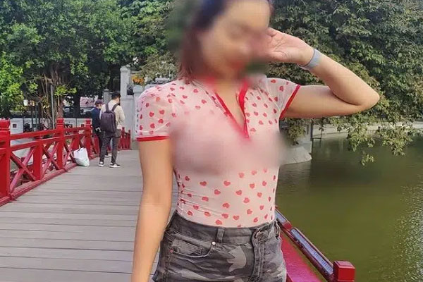 Người phụ nữ khỏa thân cầm túi xách tự tin đi khắp phố khiến dân mạng nóng mắt, hình phạt sau đó mới thật là bất ngờ-3