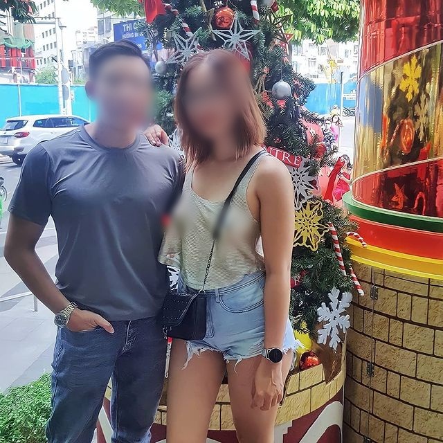 Người phụ nữ thả rông đi khắp Sài Gòn cùng chồng con lại tiếp tục mặc áo xuyên thấu khoe ngực trần tạo kiểu khó hiểu trước Đền Ngọc Sơn-4