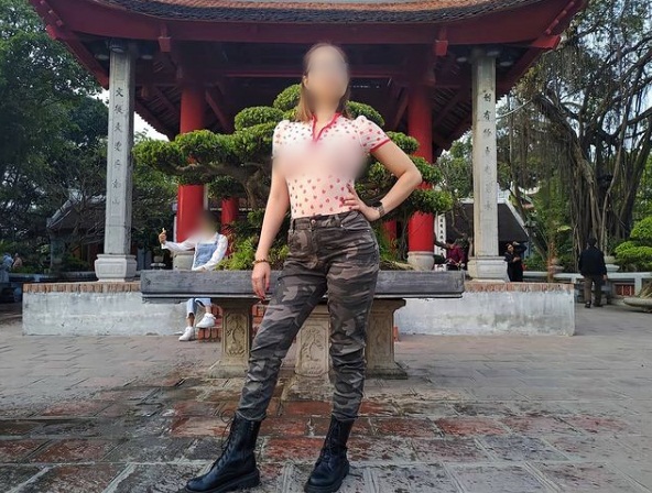 Người phụ nữ thả rông đi khắp Sài Gòn cùng chồng con lại tiếp tục mặc áo xuyên thấu khoe ngực trần tạo kiểu khó hiểu trước Đền Ngọc Sơn-2