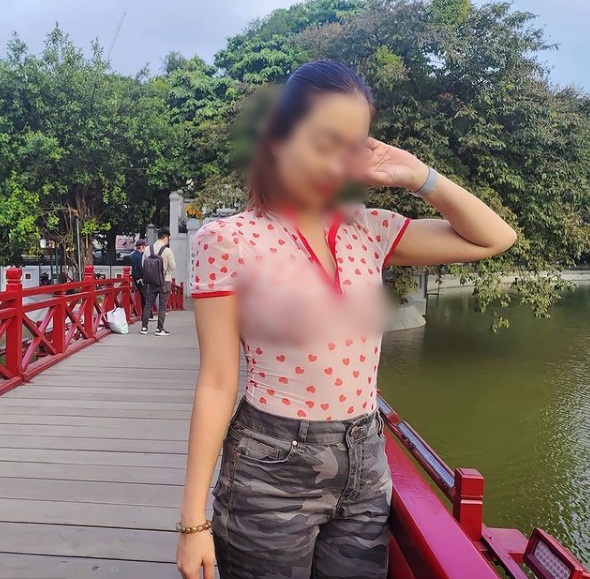 Người phụ nữ thả rông đi khắp Sài Gòn cùng chồng con lại tiếp tục mặc áo xuyên thấu khoe ngực trần tạo kiểu khó hiểu trước Đền Ngọc Sơn-1