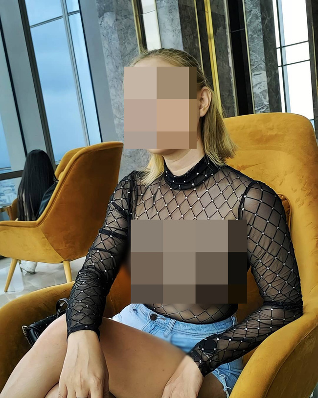 Người phụ nữ thả rông đi khắp Sài Gòn cùng chồng con lại tiếp tục mặc áo xuyên thấu khoe ngực trần tạo kiểu khó hiểu trước Đền Ngọc Sơn-5