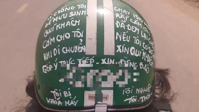 Bác tài gửi lời nhắn nhủ cho khách trên nón bảo hiểm của mình đang gây sốt mạng xã hội: Cảm ơn quý khách đã đem lại chén cơm cho tôi-1